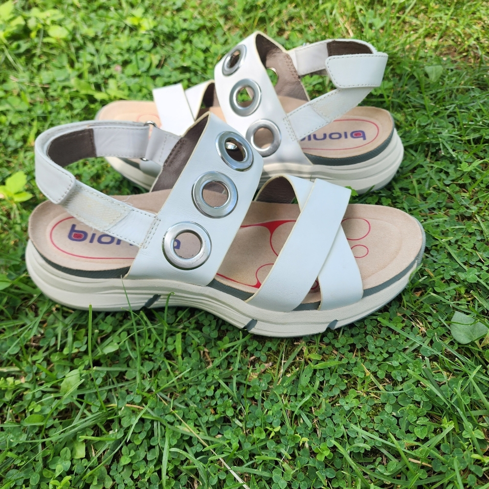 Size 7.5 - BIONICA White Leather Sandals - Picture 3 of 7